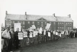Students demonstrating in support of US troops